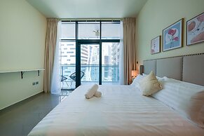 Tanin - Apartment Amidst Lively Area With Pool and Balcony