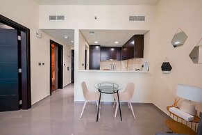 Tanin - Apartment Amidst Lively Area With Pool and Balcony