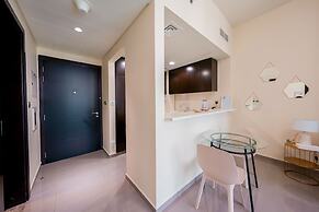 Tanin - Apartment Amidst Lively Area With Pool and Balcony