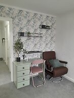 Whole Apartment With Balcony, Breakfast & Parking