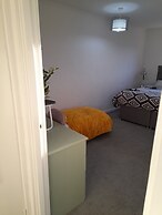Whole Apartment With Balcony, Breakfast & Parking