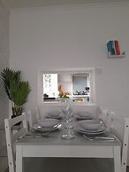 Whole Apartment With Balcony, Breakfast & Parking
