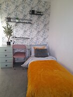 Whole Apartment With Balcony, Breakfast & Parking