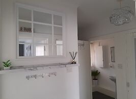Whole Apartment With Balcony, Breakfast & Parking