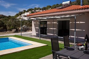 3-bed Villa in Palaioloutra With Private Pool