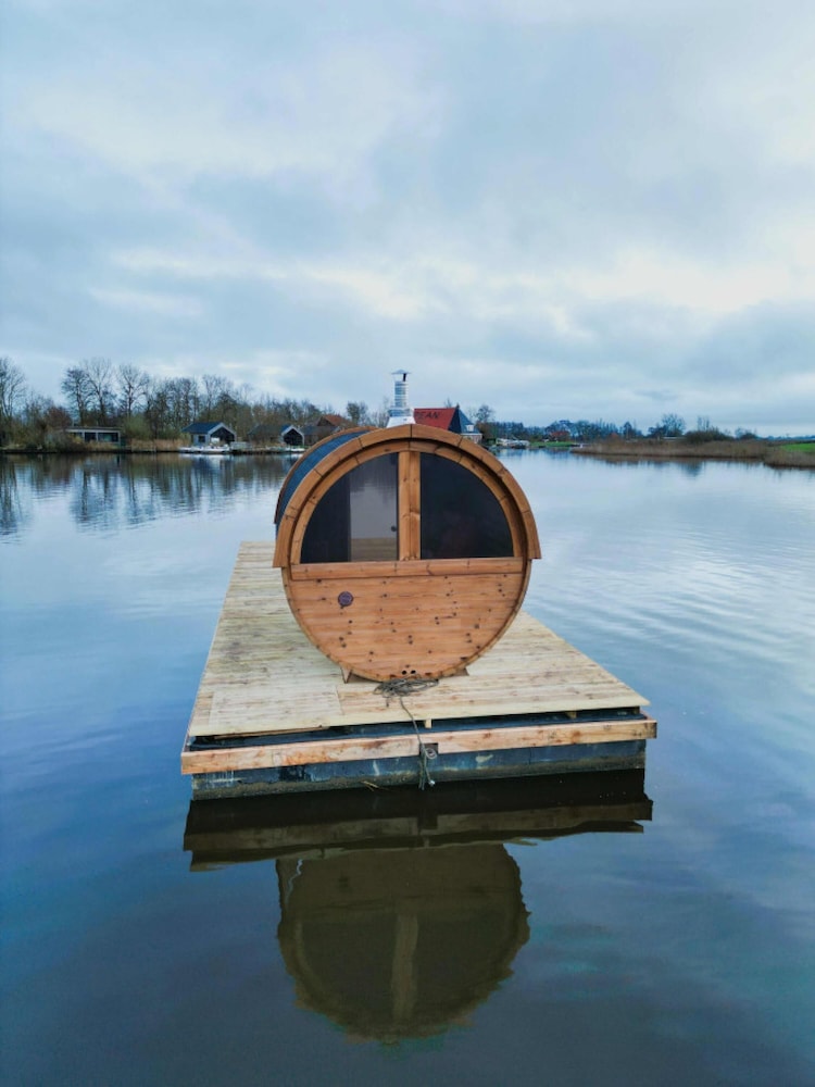 Waterlodge Tomke in Nes