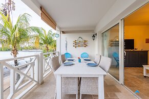 Beautiful condo with sea view