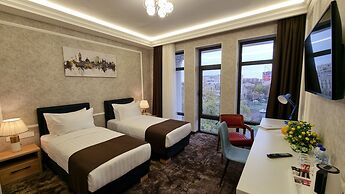 Garnet Hotel