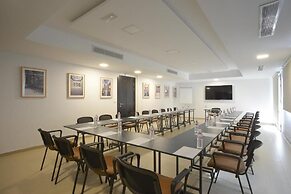 Maia Hotel Suites