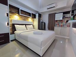 Simple And Homey Studio Room At Paltrow Apartment