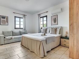 Spacious 7-bdr Villa With Pool & Sea View
