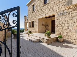 Spacious 7-bdr Villa With Pool & Sea View