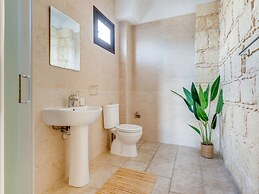 Spacious 7-bdr Villa With Pool & Sea View