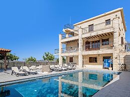 Spacious 7-bdr Villa With Pool & Sea View
