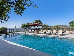 Spacious 7-bdr Villa With Pool & Sea View
