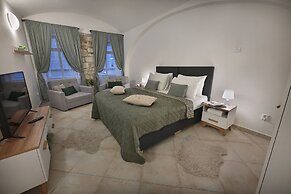 White Swan Boutique Apartments