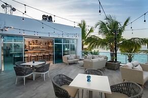 Outstanding 1 Bedroom Apartment Pool View B