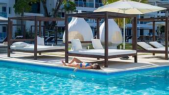 Outstanding 1 Bedroom Apartment Pool View B