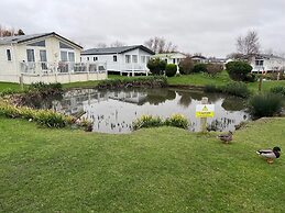 Caravan - Sleeps 8 - Pets Ok - Parking