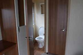 Caravan - Sleeps 8 - Pets Ok - Parking