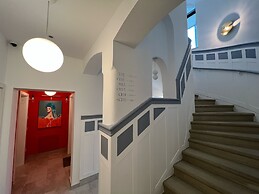 Sissi West