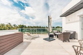 3br-penthouse w Jacuzzi Incl at Lake View