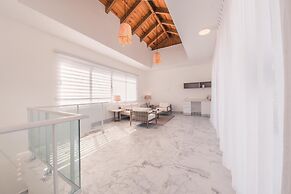 3br-penthouse w Jacuzzi Incl at Lake View