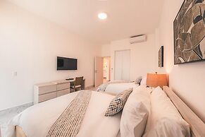 3br-penthouse w Jacuzzi Incl at Lake View