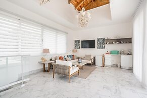 3br-penthouse w Jacuzzi Incl at Lake View