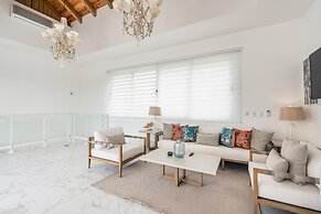 3br-penthouse w Jacuzzi Incl at Lake View