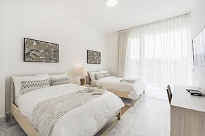 3br-penthouse w Jacuzzi Incl at Lake View