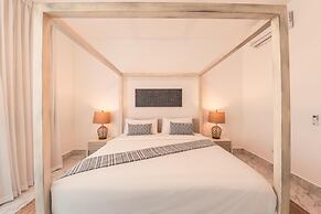3br-penthouse w Jacuzzi Incl at Lake View