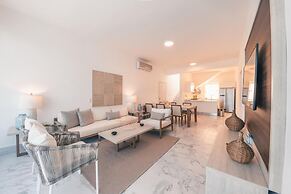 3br-penthouse w Jacuzzi Incl at Lake View