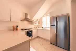 3br-penthouse w Jacuzzi Incl at Lake View