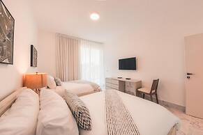 3br-penthouse w Jacuzzi Incl at Lake View