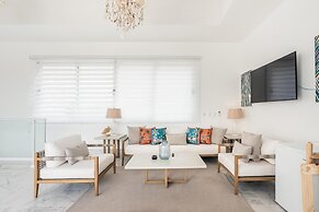 3br-penthouse w Jacuzzi Incl at Lake View