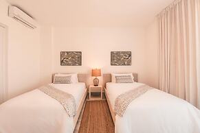 3br-penthouse w Jacuzzi Incl at Lake View