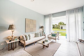 Two-bedroom apt With Pool View bbq in Lake View