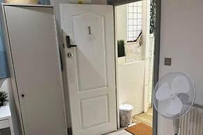 Studio Sleeps 3 - Outdoor Space - Pet Friendly