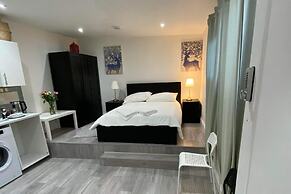 Studio Sleeps 3 - Outdoor Space - Pet Friendly