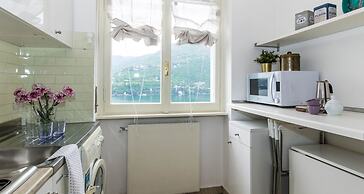 JOIVY Garden Oasis: 1BR Apt w/ Balcony & Parking