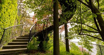 JOIVY Garden Oasis: 1BR Apt w/ Balcony & Parking