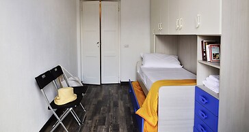 JOIVY Stunning 2-BR Flat w/ Balcony