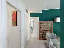 JOIVY Elegant Flat For 4 with 2 Balconies