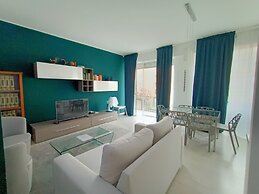 JOIVY Elegant Flat For 4 with 2 Balconies