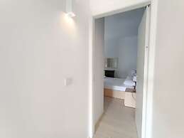 JOIVY Elegant Flat For 4 with 2 Balconies