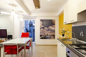JOIVY Stylish Open-Plan Flat In Historic Centre