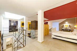 JOIVY Stylish Open-Plan Flat In Historic Centre