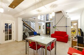 JOIVY Stylish Open-Plan Flat In Historic Centre