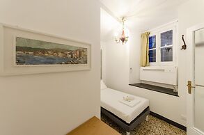 JOIVY Ideal Flat Near Aquarium